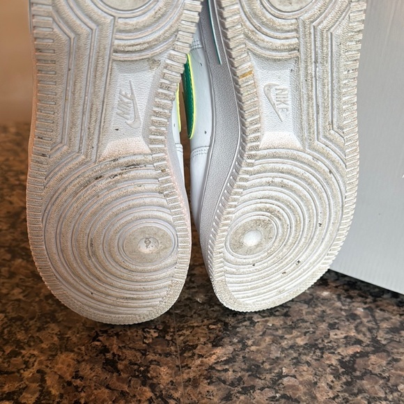 Nike Air Force 1 LV8 1 White with Green Accents EUC 8.5 or 7Y - Picture 10 of 15